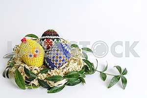 Пасхальные яйца в корзине