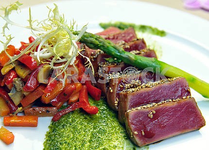 Half-roasted tuna with stewed vegetables