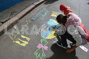 Children draw on asphalt at the bottom of Kramatorsk