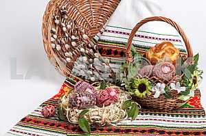  EASTER EGGS IN A BASKET