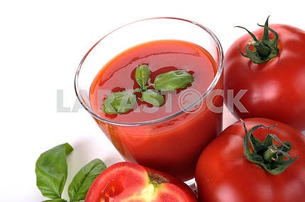 Стакан томатного сока и фруктов