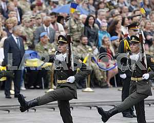 Военный парад на Майдане Незалежности в Киеве