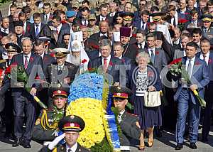 Petro Poroshenko lay flowers at the Tomb of the Unknown Soldier