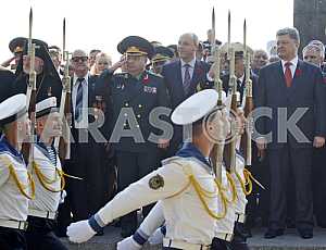 Petro Poroshenko lay flowers at the Tomb of the Unknown Soldier