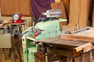Столярные инструменты на деревянном столе с опилками. Циркулярная пила. Вид сверху рабочего места плотника
