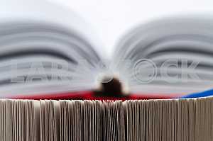 Открытая книга, стопка книг в твердом переплете на деревянном столе. Обратно в школу. Копирование пространства