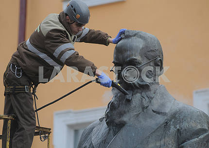 In Kiev, a monument to Mikhail Grushevsky was washed 16.03.2017