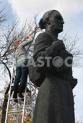 Students wash the monument to Grigory Skovoroda