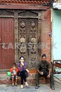 Непальская семья у резной двери