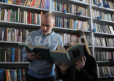 Посетители в библиотеке им. Т.Г. Шевченко
