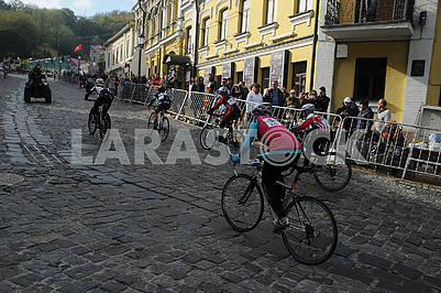Race on bicycles along the Andreevsky Descent