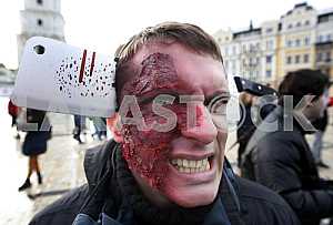 Участник парада загримированный под зомби