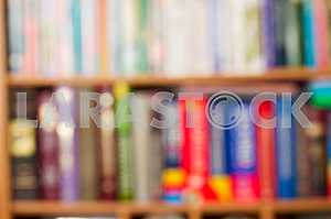 Стек книг в твердом переплете на деревянном столе. Обратно в школу. Копирование пространства. Вид сверху