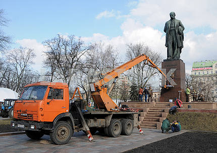 Communists washed the monument to Shevchenko