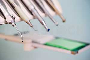 Стоматологический инструмент в клинике стоматологов. Операция, замена зуба.