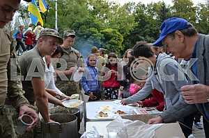 Military treat residents of Kramatorsk soldier's porridge