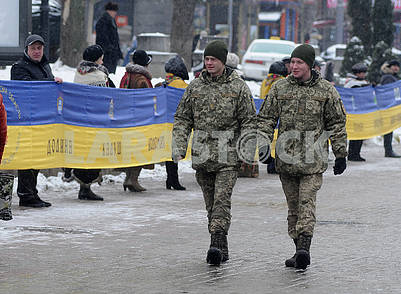 Самый длинный флаг Украины развернули на Крещатике