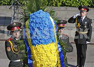Petro Poroshenko lay flowers at the Tomb of the Unknown Soldier