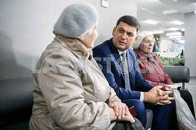 Vladimir Groysman communicates with visitors to the Center for Social Services