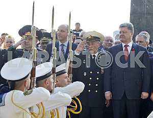 Petro Poroshenko lay flowers at the Tomb of the Unknown Soldier