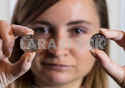 Монеты стоимостью 5 и 10 гривень