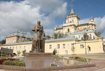 Памятник митрополиту Шептицкому во Львове