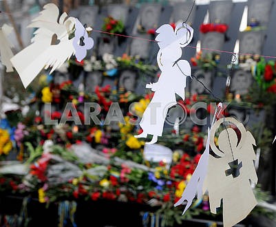 Flowers and lamps near the photos of Heroes of Heaven Hundreds