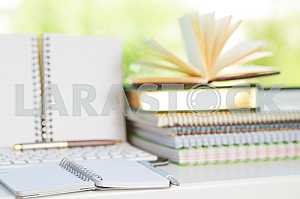 Стек книг в твердом переплете на деревянном столе. Обратно в школу. Копирование пространства. Вид сверху