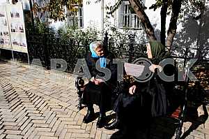 Прихожане разговаривают на лавочке вКиево-Печерской Лавре . Праздник Покрова Святой Богородицы