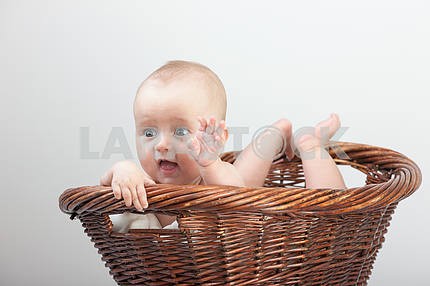 Новорожденный ребенок в корзине