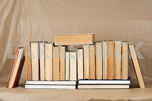 Старые и использованные книги в твердом переплете или учебники на деревянном столе. Книги и чтение необходимы для самосовершенствования, получения знаний и успеха в нашей карьере, деловой и личной жизни. Копирование пространства