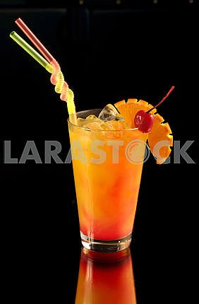 оранжевый коктейль с вишней