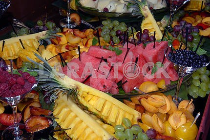 фрукты на шведском столе