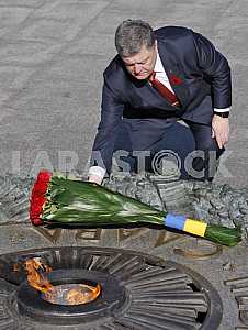 Petro Poroshenko lay flowers at the Tomb of the Unknown Soldier