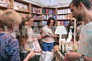 Люди выбирают книги на Форуме издателей