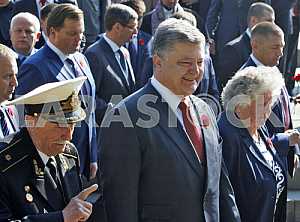 Petro Poroshenko lay flowers at the Tomb of the Unknown Soldier