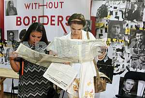 Девушки читают газеты на Форуме издателей 