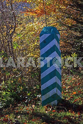 Green-white wooden pillar