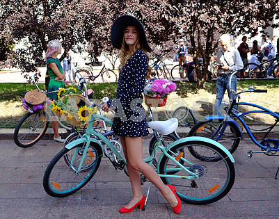 Девушка с велосипедом						