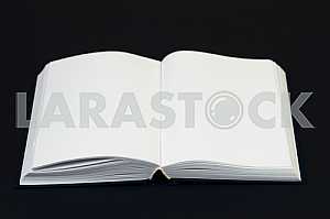 Открытая книга, стопка книг в твердом переплете на деревянном столе. Обратно в школу. Копирование пространства
