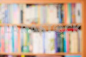 Стек книг в твердом переплете на деревянном столе. Обратно в школу. Копирование пространства. Вид сверху
