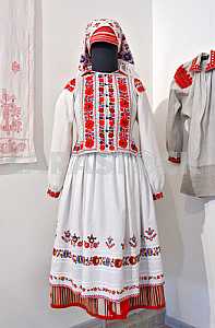 The exhibition Masterpieces of Ukrainian folk embroidery in Kiev