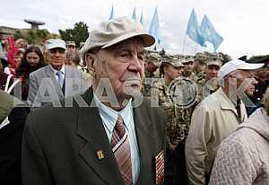 Ветеран принимает участие в Марше мира в Киеве