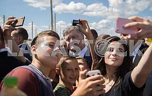 Жители Бродов делают селфи с президентом Петром Порошенко