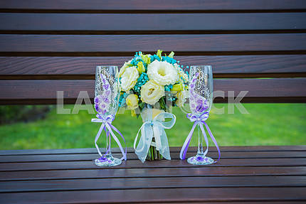 Свадебный букет с бокалов (бокал шампанского), в синих и фиолетовых цветов, бокалы, украшенные цветами, стоя на скамейке, плоская планировка
