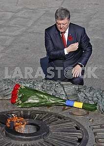 Petro Poroshenko lay flowers at the Tomb of the Unknown Soldier