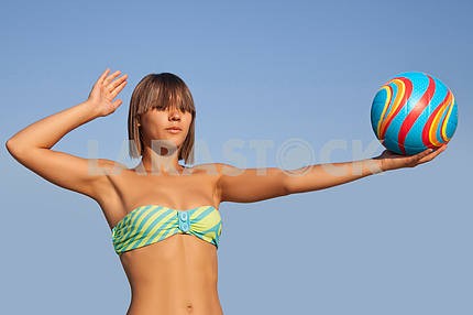 Молодая красивая женщина держит волейбол мяч