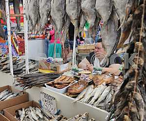 Женщина торгует рыбой на рынке &#34;Привоз&#34; 5 июля 2012 года