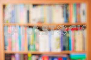 Стек книг в твердом переплете на деревянном столе. Обратно в школу. Копирование пространства. Вид сверху