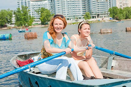 Мама и дочь в лодке расслабиться